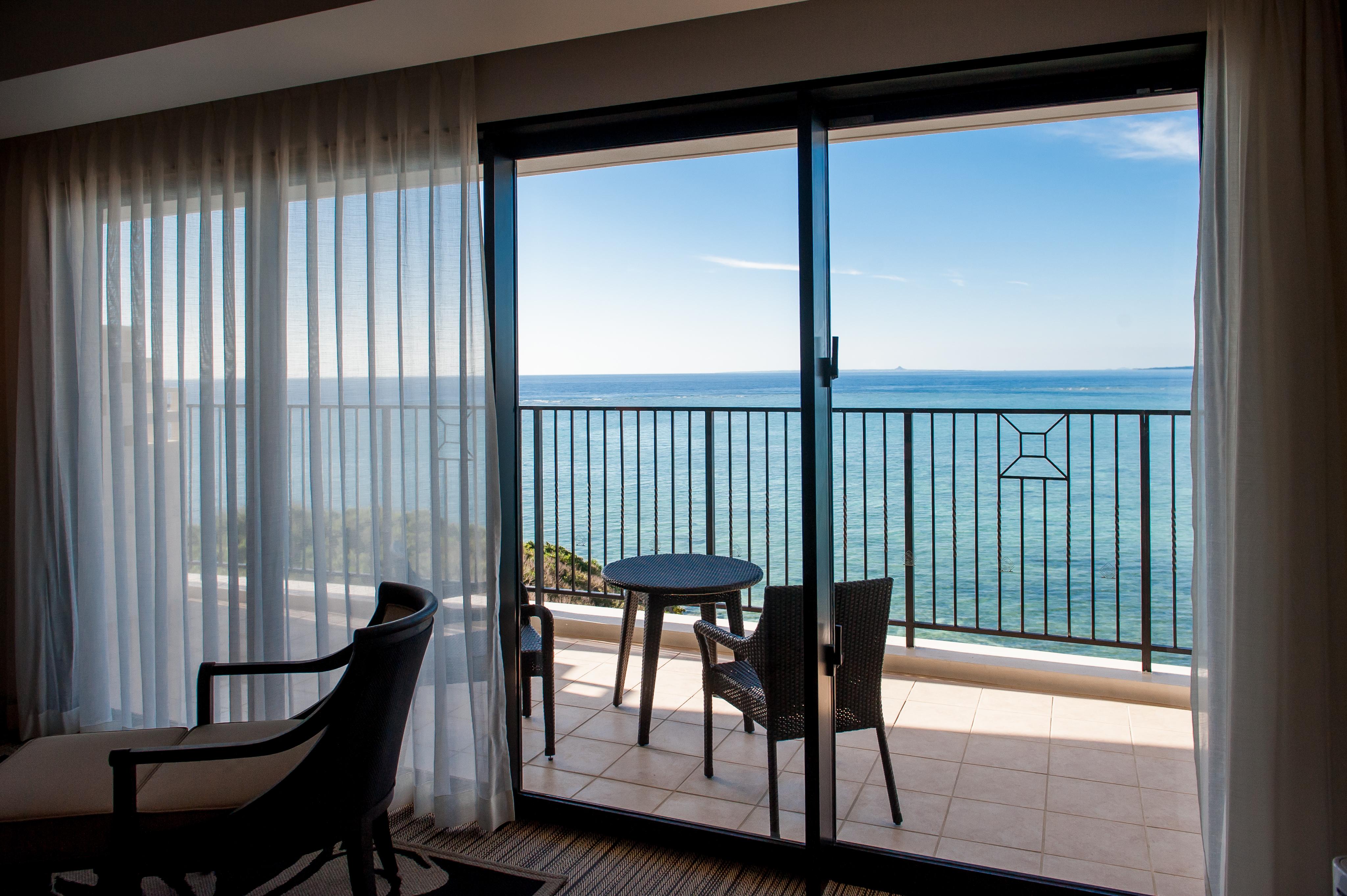 Hotel Monterey Okinawa Spa & Resort Onna Eksteriør billede A sliding door