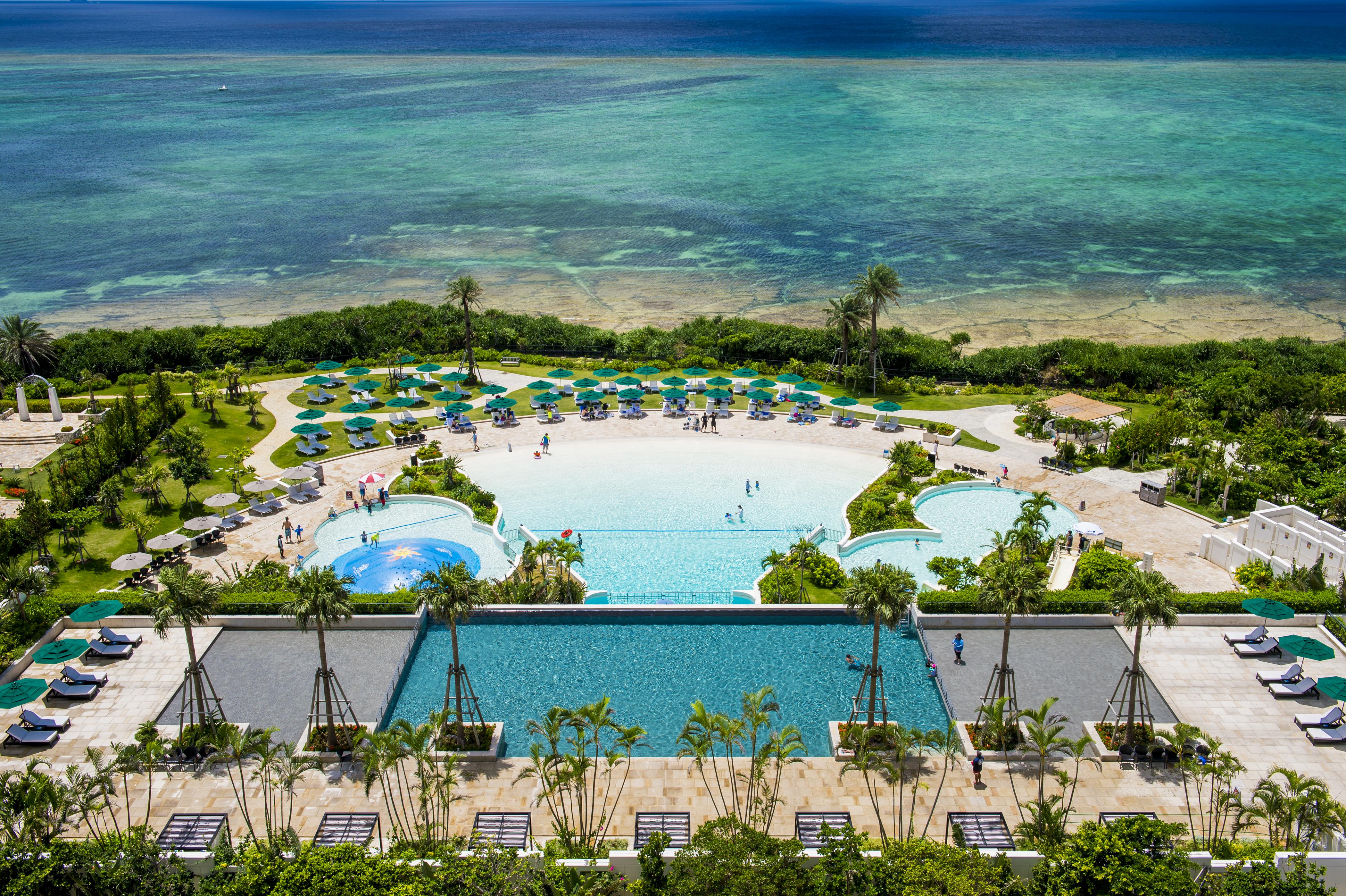 Hotel Monterey Okinawa Spa & Resort Onna Eksteriør billede Aerial view of the pool