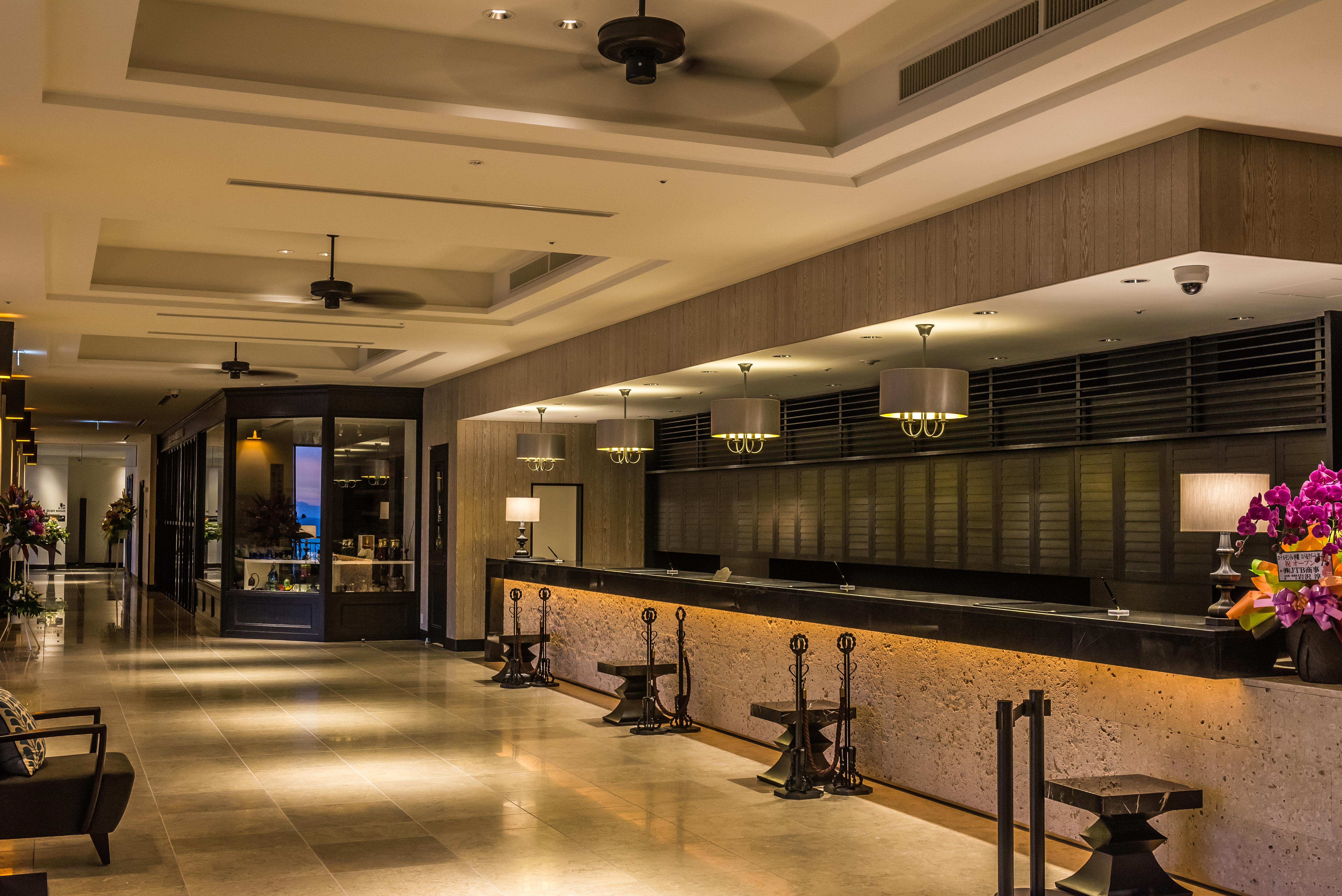 Hotel Monterey Okinawa Spa & Resort Onna Eksteriør billede The bar at the lobby