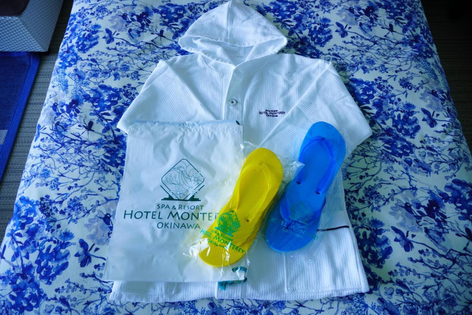 Hotel Monterey Okinawa Spa & Resort Onna Eksteriør billede A disposable rain poncho
