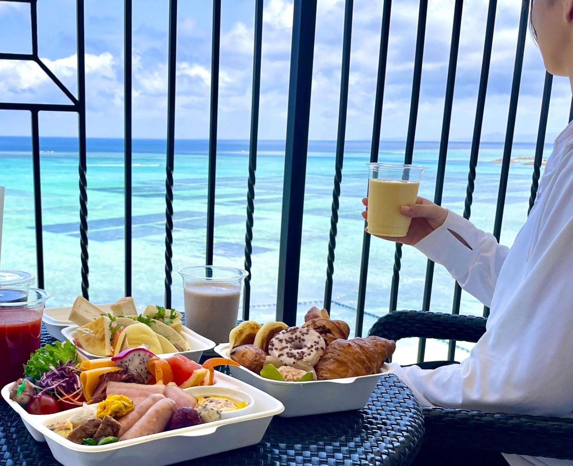 Hotel Monterey Okinawa Spa & Resort Onna Eksteriør billede Breakfast at the hotel