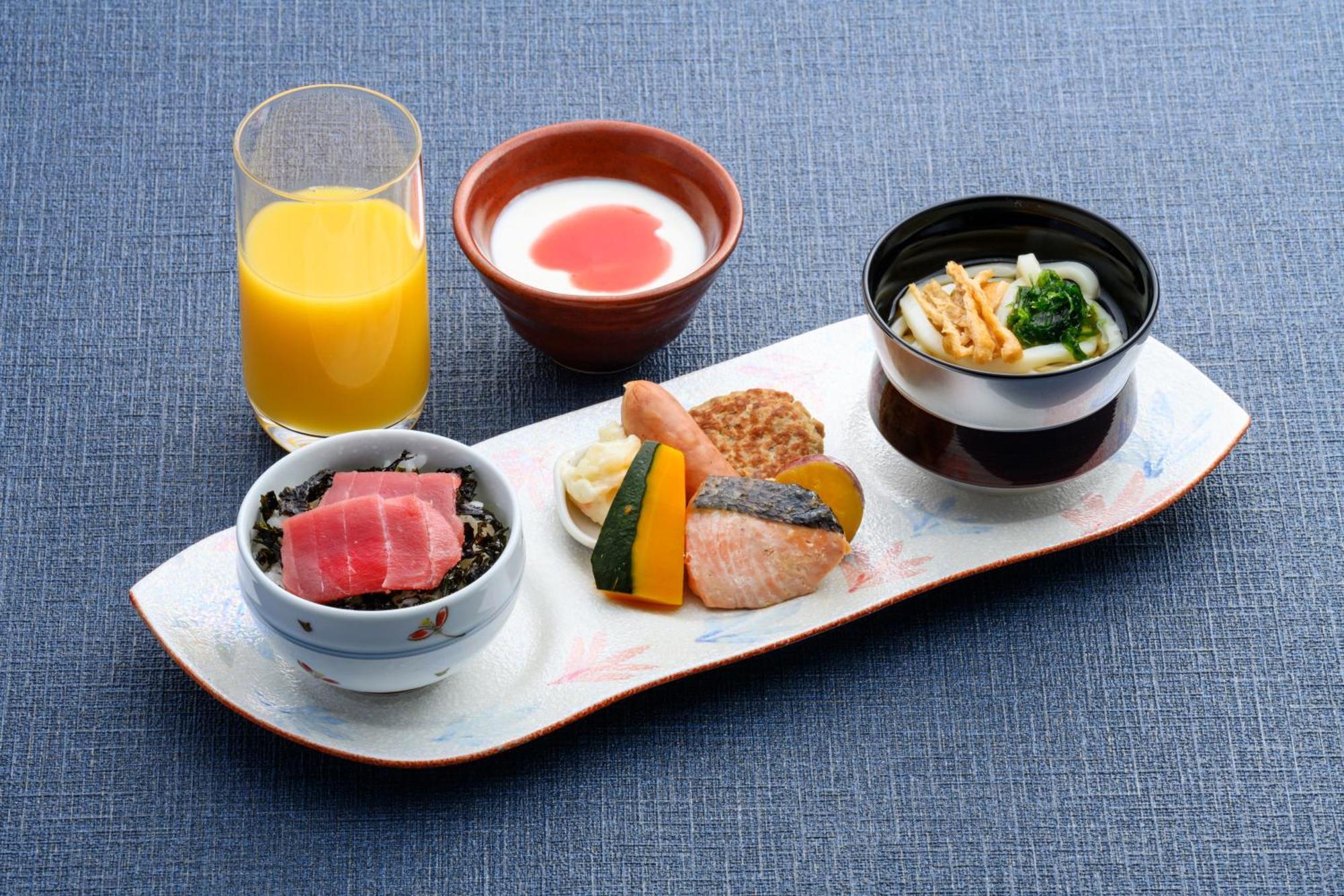 Hotel Monterey Okinawa Spa & Resort Onna Eksteriør billede A Japanese breakfast
