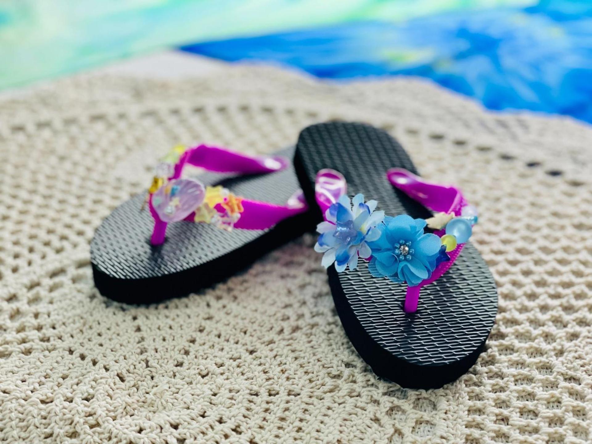Hotel Monterey Okinawa Spa & Resort Onna Eksteriør billede Flip-flops
