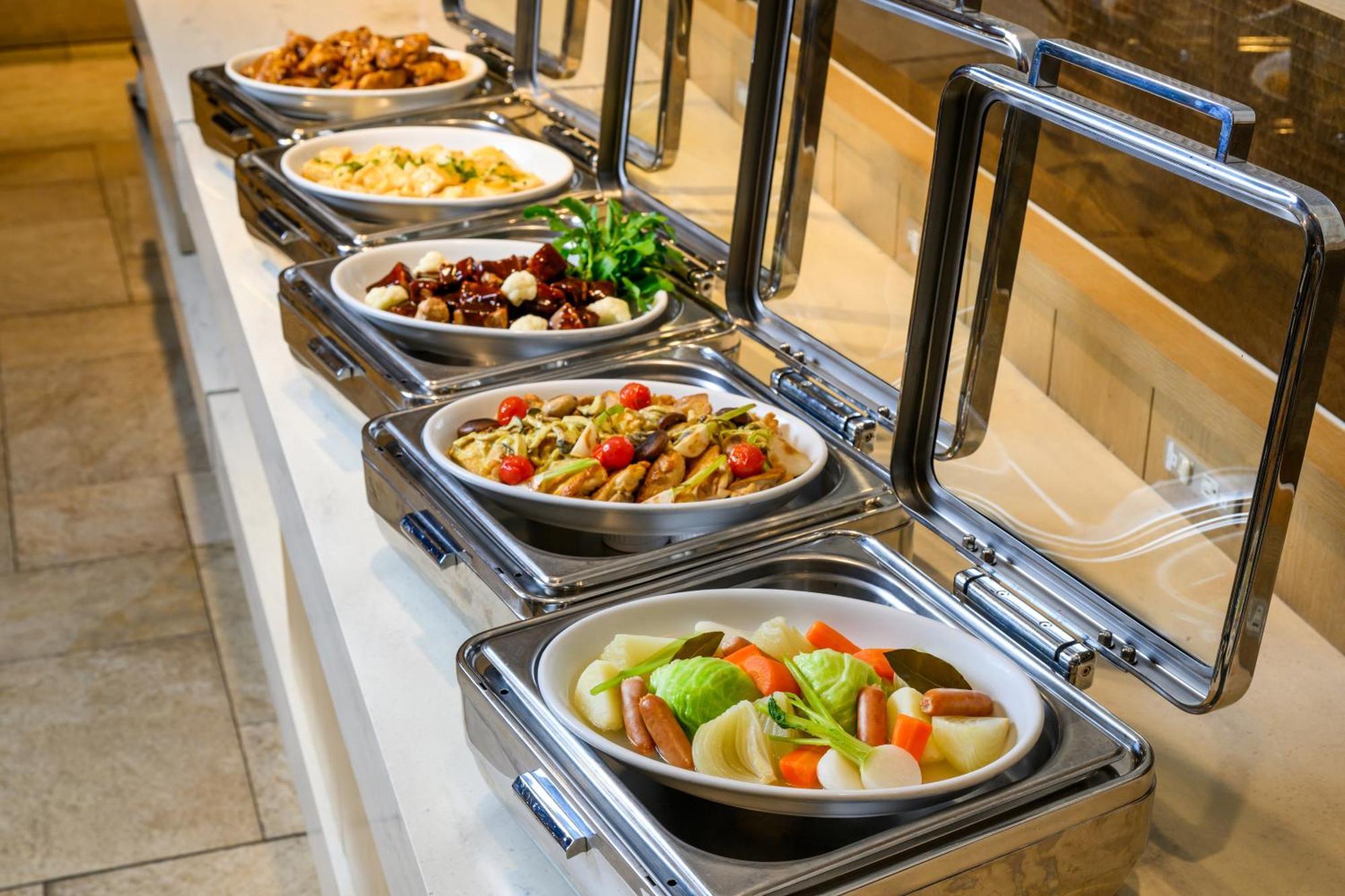 Hotel Monterey Okinawa Spa & Resort Onna Eksteriør billede A chafing dish buffet