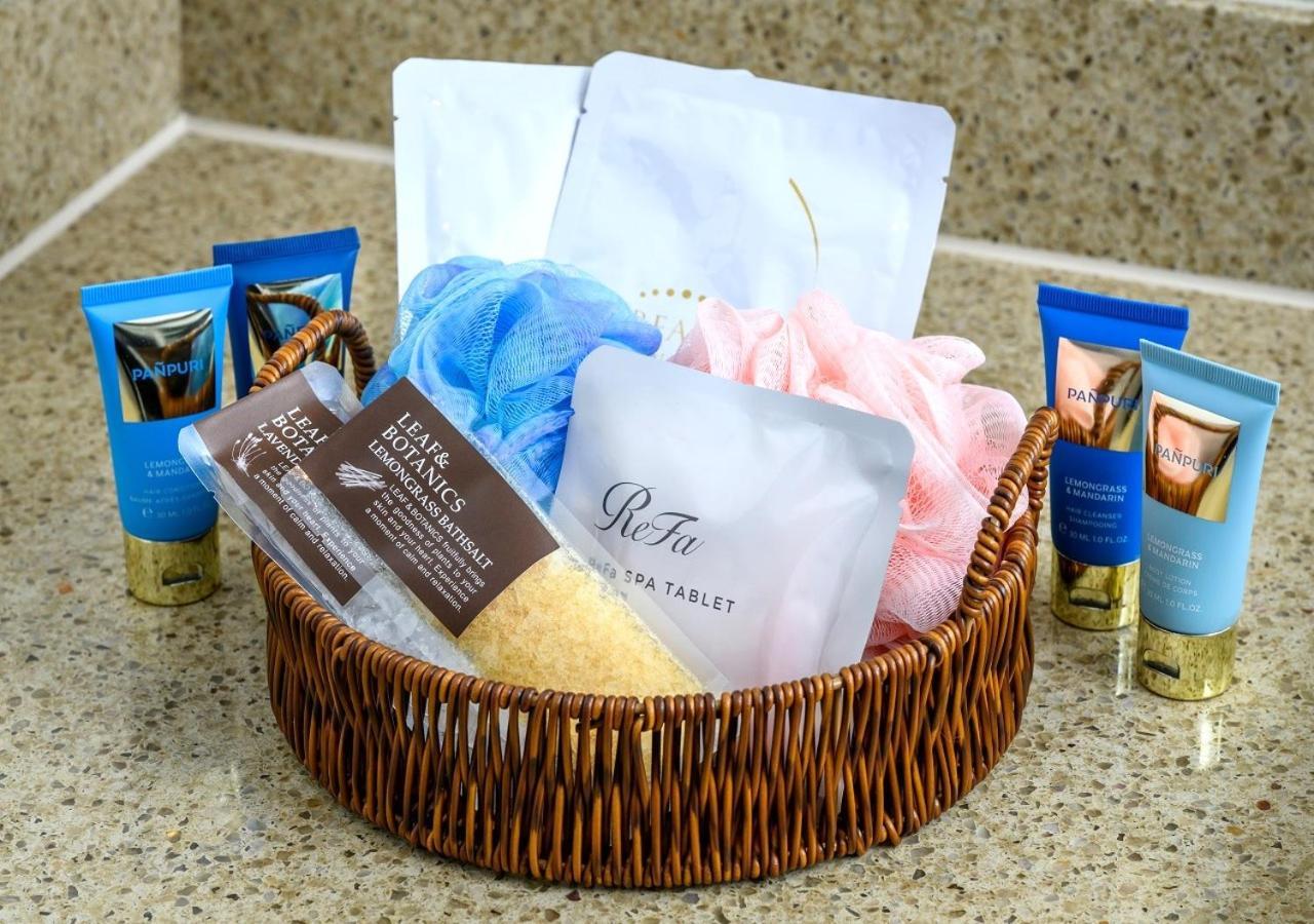Hotel Monterey Okinawa Spa & Resort Onna Eksteriør billede A selection of toiletries